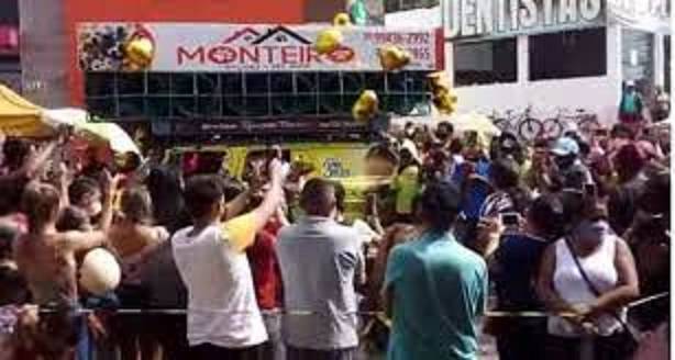 Volta Letícia: Homem para o trânsito em Picos e de joelhos pede perdão à esposa pela traição